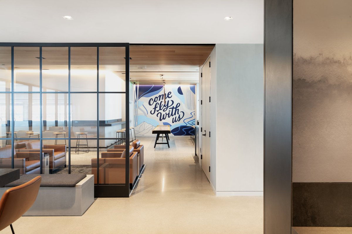 airtravelandrew's tweet photo. United has opened two new lounges in Denver, including its largest United Club in the world. Loving the local brewery and ski lodge themes of the lounges! 

Full story: https://t.co/NQokhDyBSC https://t.co/uaG7mSQdWX