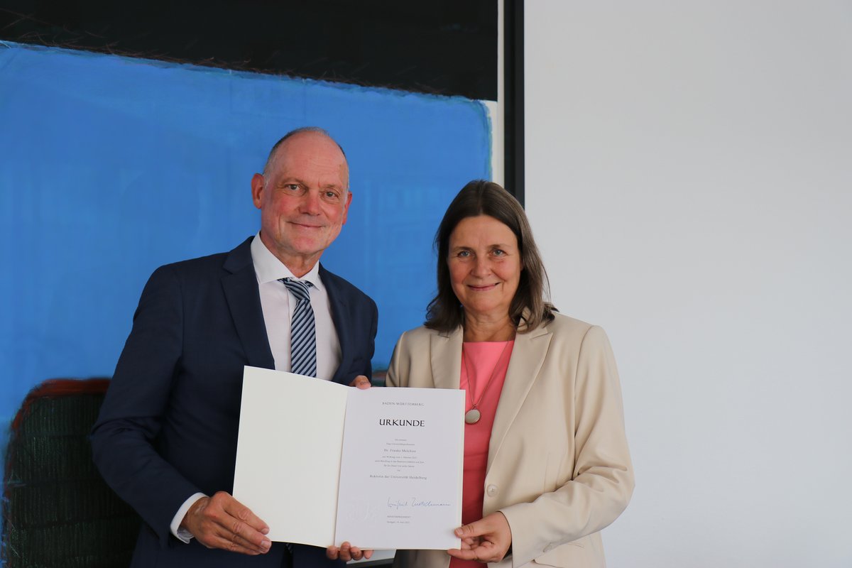 Wissenschaft.Kunst.BW (@mwk__bw) on Twitter photo Urkundenübergabe im MWK: An der Spitze der <a href="/UniHeidelberg/">Uni Heidelberg</a> wird künftig die Molekularbiologin Prof. Dr. Frauke Melchior stehen. Die neue Rektorin erhielt heute die Ernennungsurkunde aus den Händen von Ministerialdirektor Dr. Hans J. Reiter. Urkundenübergabe im MWK: An der Spitze der <a href="/UniHeidelberg/">Uni Heidelberg</a> wird künftig die Molekularbiologin Prof. Dr. Frauke Melchior stehen. Die neue Rektorin erhielt heute die Ernennungsurkunde aus den Händen von Ministerialdirektor Dr. Hans J. Reiter.