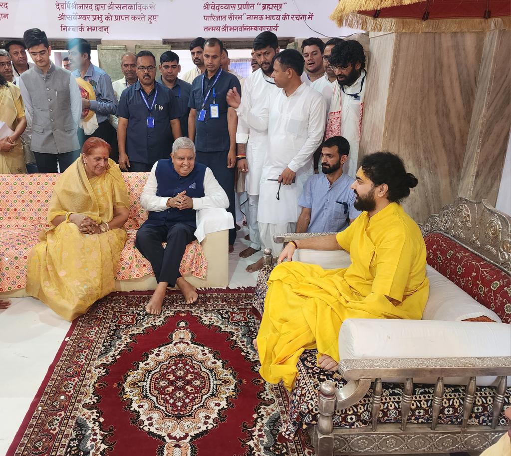 nimbarkachary's tweet photo. महामहिम उपराष्ट्रपति श्रीमान् जगदीप जी धनखड़ का सपत्नीक श्रीनिम्बार्काचार्यपीठ में शुभागमन। भगवान श्री राधामाधव, श्रीसर्वेश्वर प्रभु का दर्शन कर  राष्ट्र की समुन्नती व शांति हेतु अभ्यर्थना की एवं  समसामयिक प्रसंगो पर विशेष चर्चा हुई। https://t.co/RBxdCfNEXt