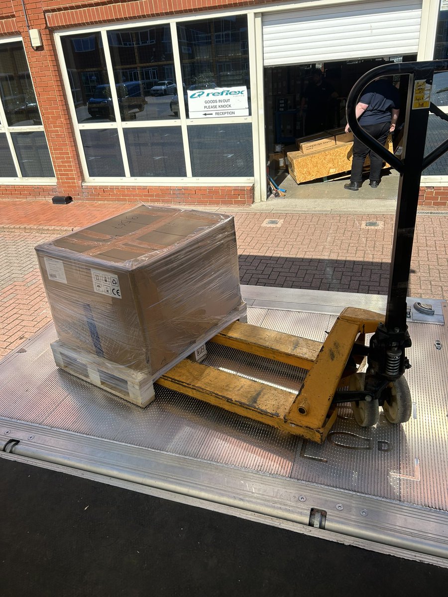 “The delivery point doesn’t have a forklift to unload”

No problem … our versatile Luton tail-lift vehicle was required today to deliver this heavy crate & pallet of audio visual equipment to #Berkshire earlier #happycustomer #taillift #AV