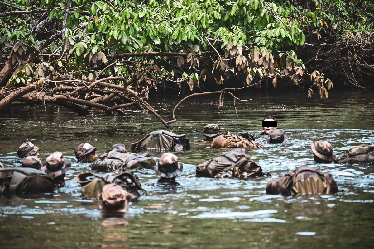9eRima's tweet photo. #Commando | J-3/5 des tests CRAJ 🔥

- Préparation mission
- Course d’orientation 
- Dérive fluviale 
- Parcours combat individuel 
- Mission de nuit 

➡️ « Verrouiller » pour se dépasser individuellement au profit du collectif et de la mission. 

#enfervert #militaire https://t.co/WMB52yu9vn