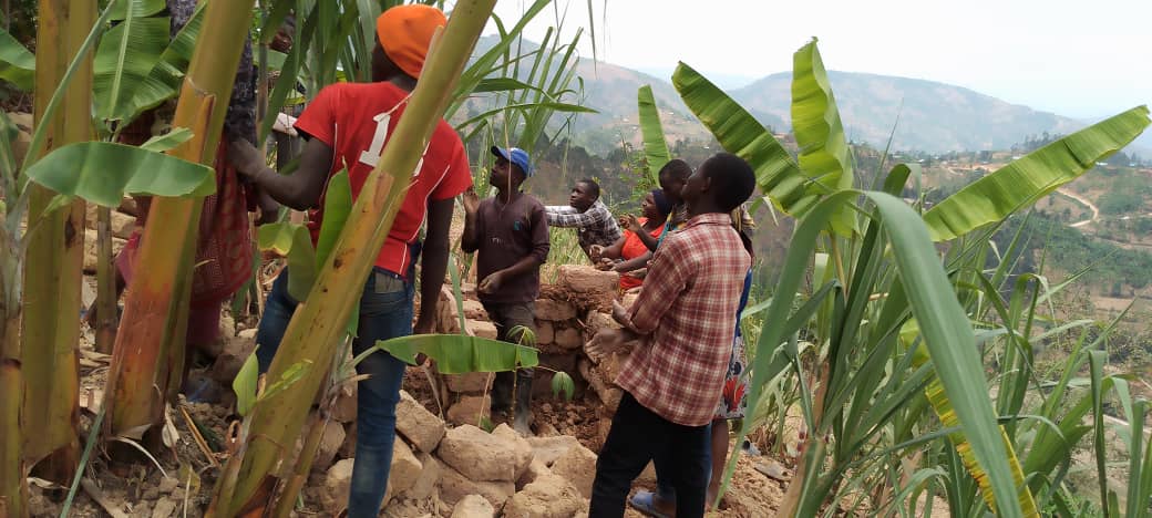 Karambo_Ryvcp's tweet photo. Happened:Today youth volunteers karambo sector we have been practicing in community work at #Cyumba village Where We are supporting the venerable family in order to get better place to live (As a youth volunteers we are responsible for helping family to get good Life @DUNIASaadi1 https://t.co/czAHV19a53