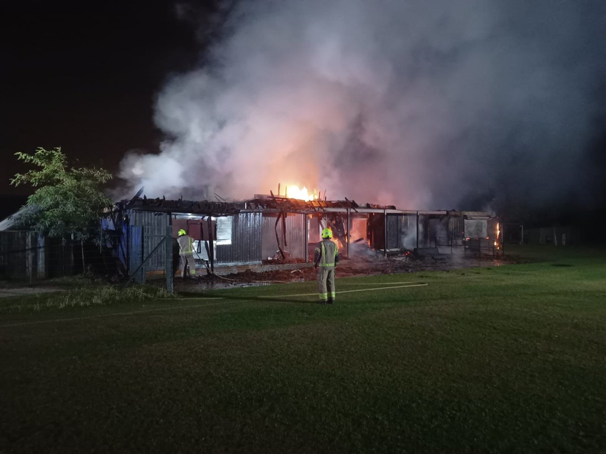 A cricket pavilion was destroyed in a fire that broke out overnight in #HamptonWick. Around 40 firefighters attended the blaze.  orlo.uk/GN6Yq