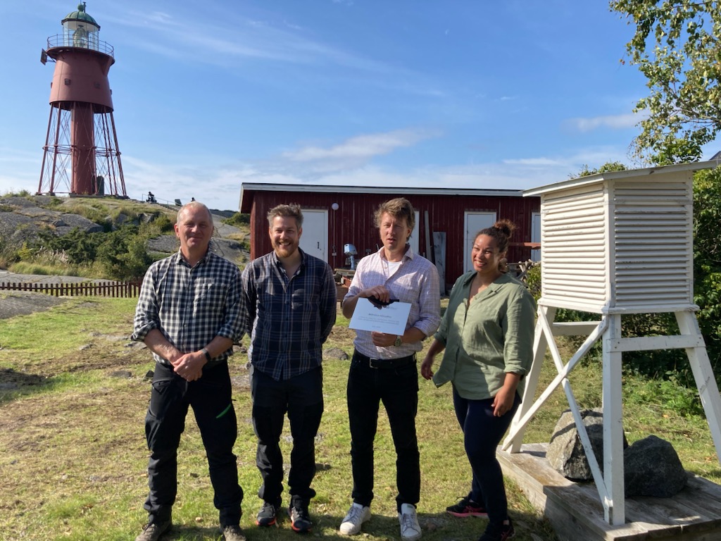 Idag gratulerar vi observationsplatsen Svenska Högarna! Här har meteorologiska mätningar gjorts ända sedan 1879. WMO uppmärksammar stationen som ”Centennial Observing Station", därför sattes en plakett upp idag. På plats var bland andra SMHIs generaldirektör Håkan Wirtén. #väder