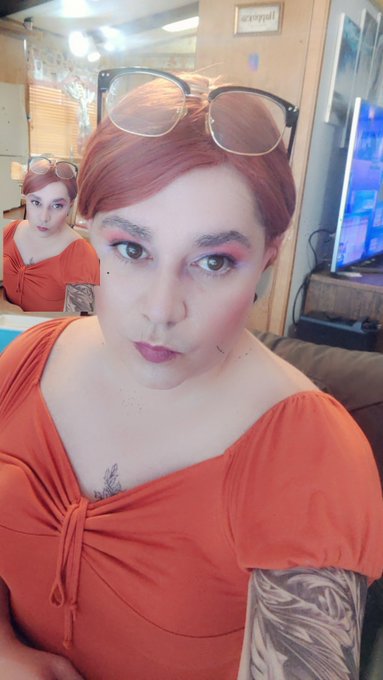 Trying to figure out snap chat yesterday and I cloned my damn self! 🤯. https://t.co/MeVT6DuHgz