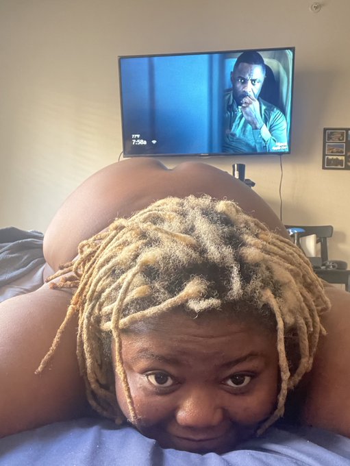 Idris stay photobombing my pics  Good morning ☀️ tho https://t.co/6Wg4uP0Rar