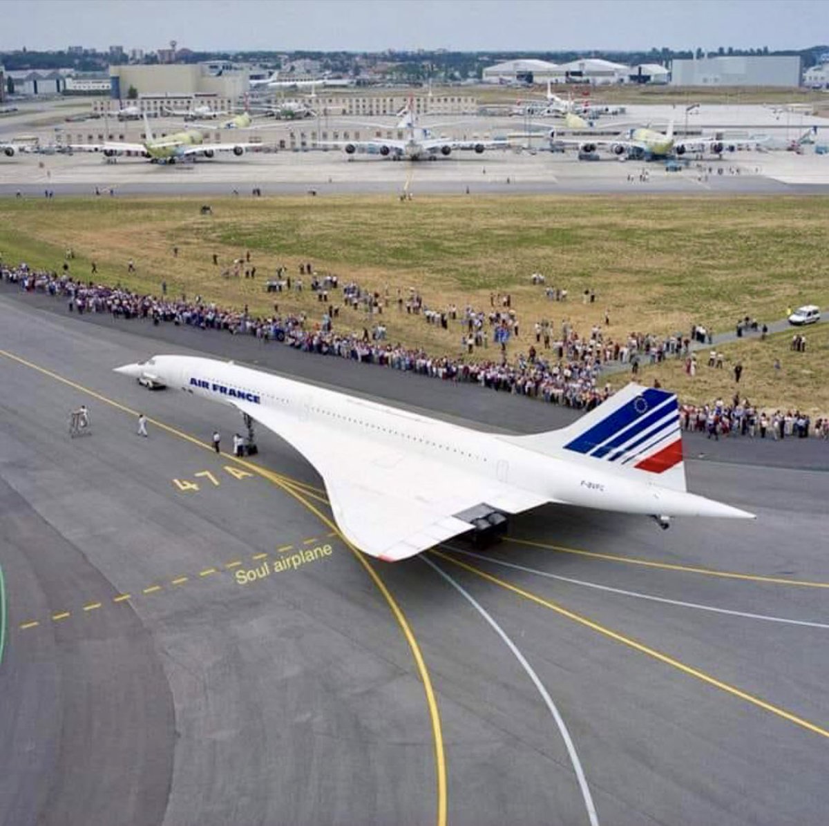 GinieSigonney's tweet photo. Concorde's crew was made up of 9 members: 2 pilots, 1 flight engineer and 6 flight attendants. 
It was able to fly 100 passengers. Over its lifetime, Concorde transported over 2.5 million passengers over the course of 50,000 flights, with the oldest person to fly on the plane being 105 years old.
Interestingly, the planes were also used to transport diamonds and human organs.
@avgeekblog.com
.
.
.

📷©️Credit reserved to the author
