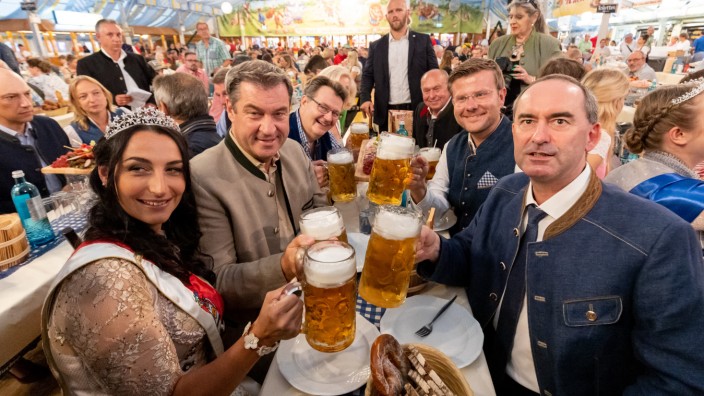 DalaiDasLama's tweet photo. @Markus_Soeder "Wir wollen keine Drogen in Bayern!" 🍻🍻🍻🤡 #Gillamoos #CSU #Soeder https://t.co/F2LDpfkQH5
