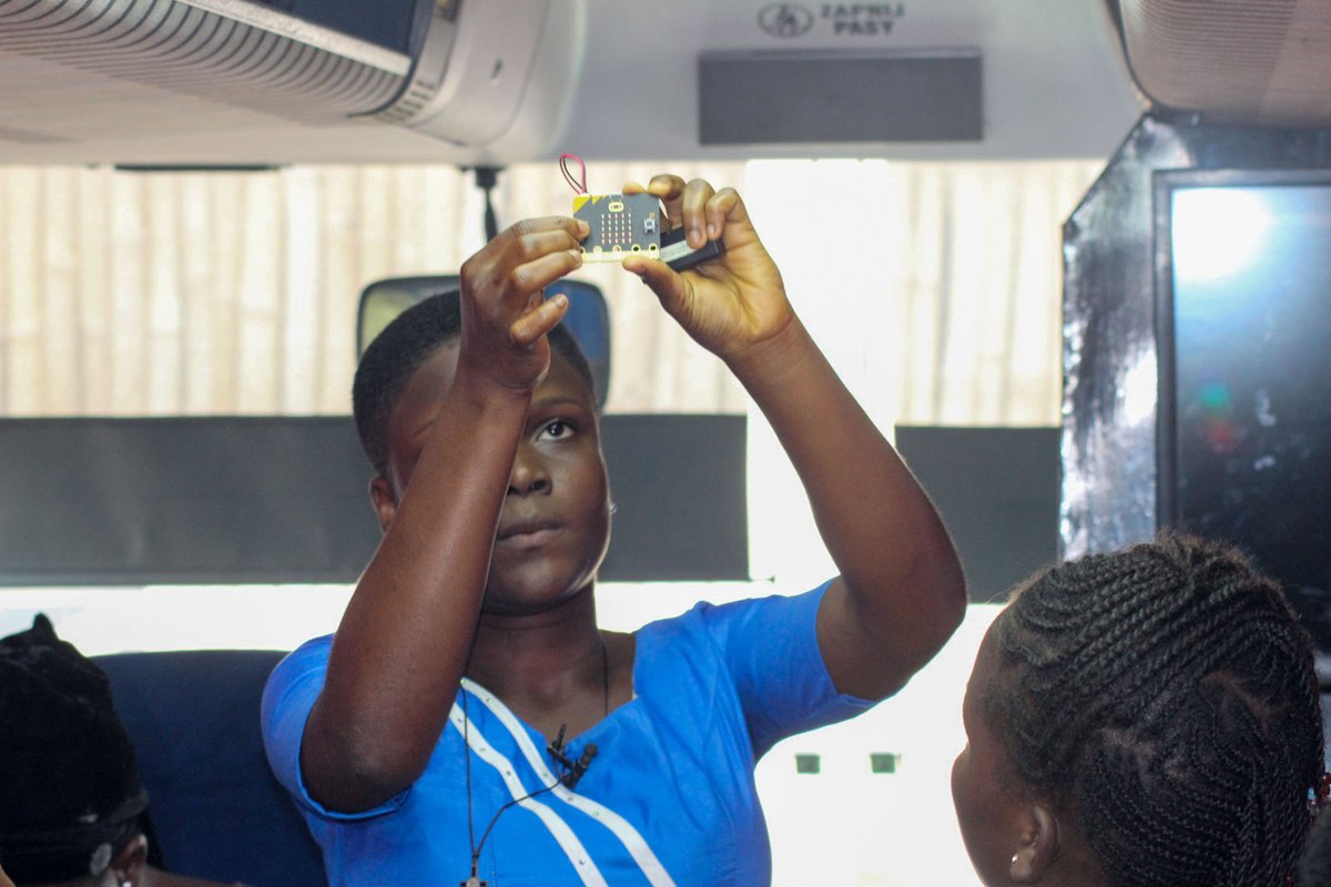 L'aventure se poursuit de plus belle, cette fois avec nos Fati d'allada 💪✨
- Découverte de la programmation avec la carte micro:bit.
- Réalisations des projets
- Découverte de la réalité virtuelle et la présentation de pitch.
<a href="/BHelwise/">Helwise BOYA🇧🇯</a> <a href="/unfpa_benin/">UNFPA Bénin CO</a> <a href="/Tech4Youth1/">#Tech4Youth</a> <a href="/codeclub_benin/">Codeclub Bénin 🇧🇯 - Albarika</a>