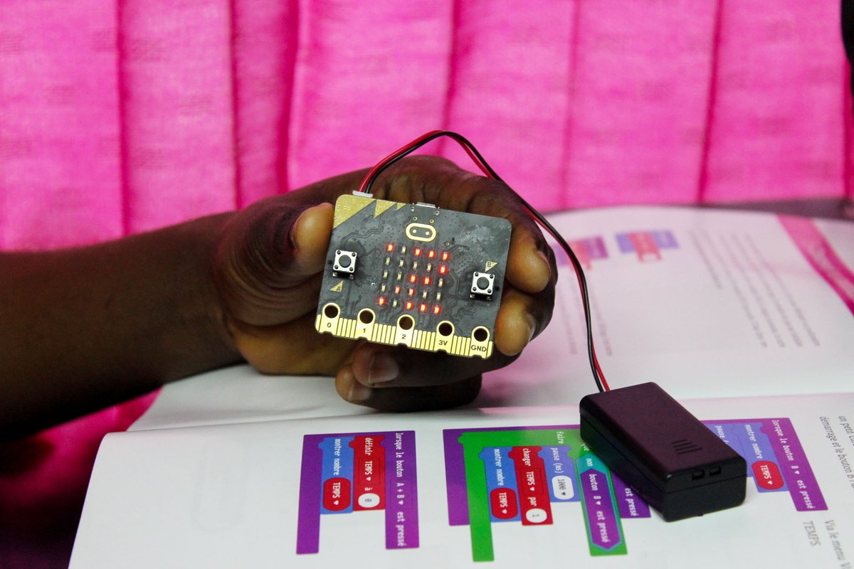 SidikathG's tweet photo. L'aventure se poursuit de plus belle, cette fois avec nos Fati d'allada 💪✨
- Découverte de la programmation avec la carte micro:bit.
- Réalisations des projets
- Découverte de la réalité virtuelle et la présentation de pitch.
@BHelwise @unfpa_benin @Tech4Youth1 @codeclub_benin https://t.co/uupxPWX81w