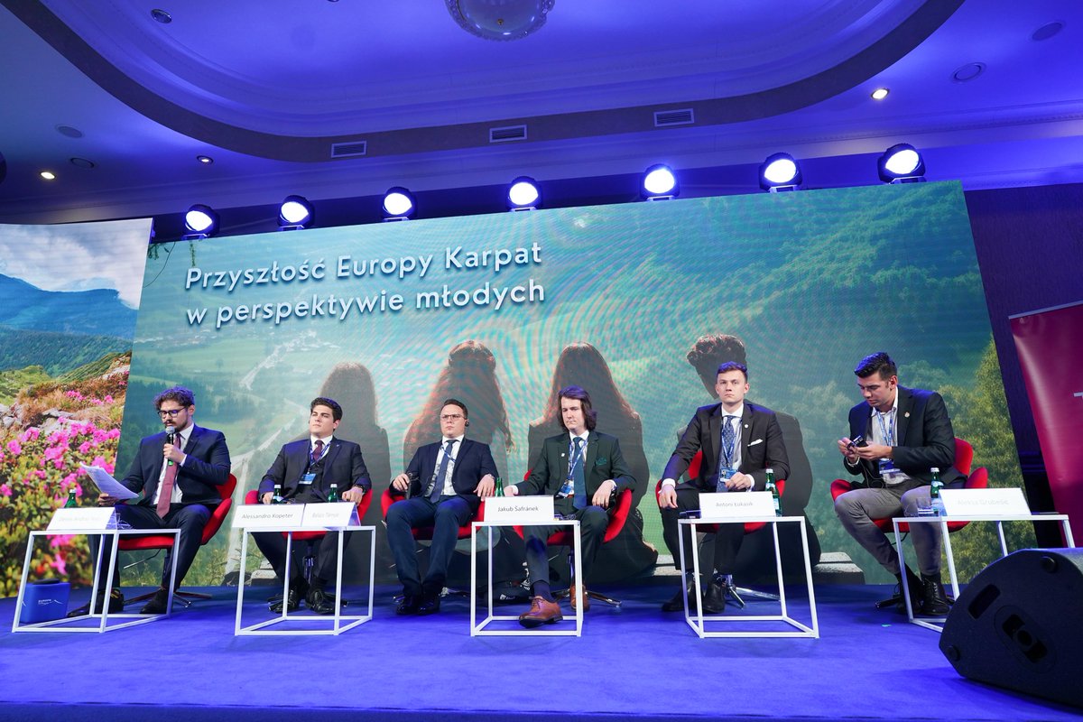 KancelariaSejmu's tweet photo. 📌#Karpacz. Trwa 3⃣6⃣. Konferencja #EuropaKarpat. Tematem dyskusji jest przyszłość Europy Karpat w perspektywie młodych liderów regionu, którzy zastanawiają się w jakim kierunku chcieliby podążać, jakie wizje rozwoju i współpracy mają oraz jakie idee powinny im przyświecać. https://t.co/4Bk5kuU5Ir