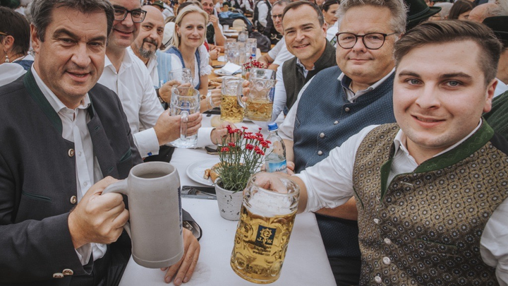DalaiDasLama's tweet photo. @Markus_Soeder "Wir wollen keine Drogen in Bayern!" 🍻🍻🍻🤡 #Gillamoos #CSU #Soeder https://t.co/F2LDpfkQH5