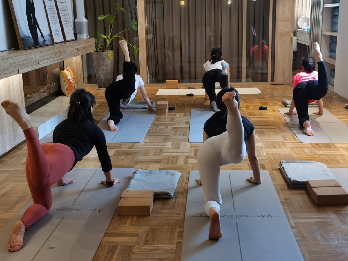 Siska_ang96's tweet photo. This morning I went to the hall to practice yoga for health. The teacher is very good🧘‍♀️🌅 https://t.co/88yiSYiVWq