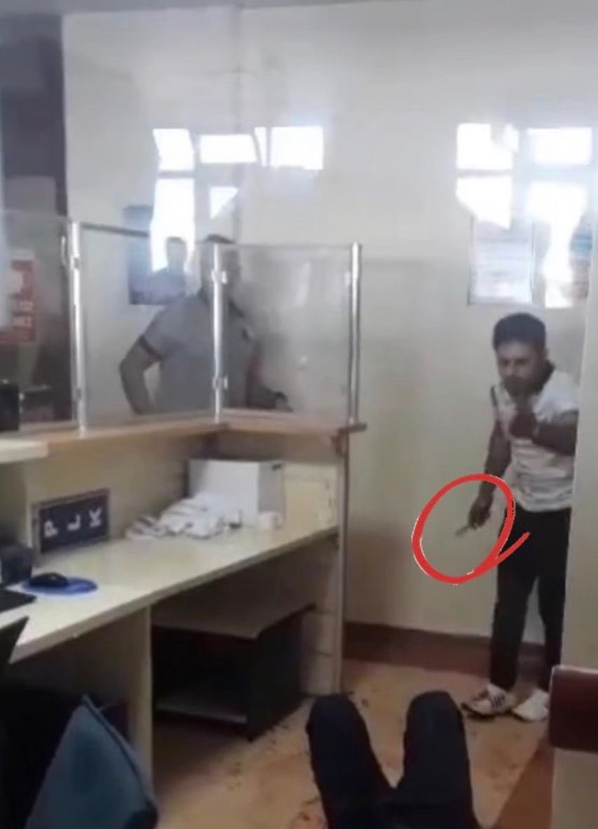 Hastanelerde silahlar patlatılıyorsa, bıçaklı eylemler ile kan gölüne çevriliyorsa poliklinikler  ve devletin memuru vahşice kana bulanıyorsa  burada bir otoriteden bahsedilemez. 
Önlem alamayan, devletin sağlık çalışanını koruyamayan bakan <a href="/drfahrettinkoca/">Dr. Fahrettin Koca</a> ’yı  istifaya davet