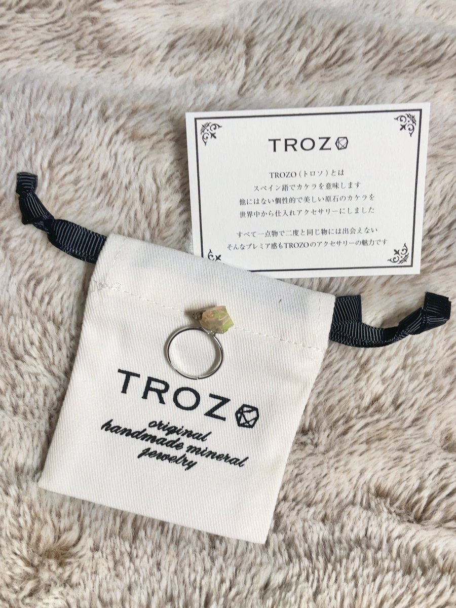 Ds8sZ's tweet image. TROZO様のプレゼント企画にて
「秋色オパールアクセサリー」のリングを頂きました✨✨

トロッとした不思議な乳白色の石の中に、遊色効果によって赤・橙・黄・緑のキラメキが💓
まさに「秋色」🍁

動画で伝わるかな💦
実物はもっと奥行があり複雑な色がある反射の仕方で、より美しいんです🥰

#TROZO