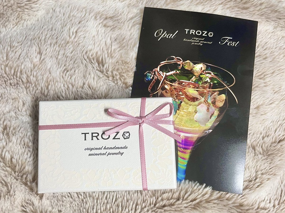 Ds8sZ's tweet image. TROZO様のプレゼント企画にて
「秋色オパールアクセサリー」のリングを頂きました✨✨

トロッとした不思議な乳白色の石の中に、遊色効果によって赤・橙・黄・緑のキラメキが💓
まさに「秋色」🍁

動画で伝わるかな💦
実物はもっと奥行があり複雑な色がある反射の仕方で、より美しいんです🥰

#TROZO