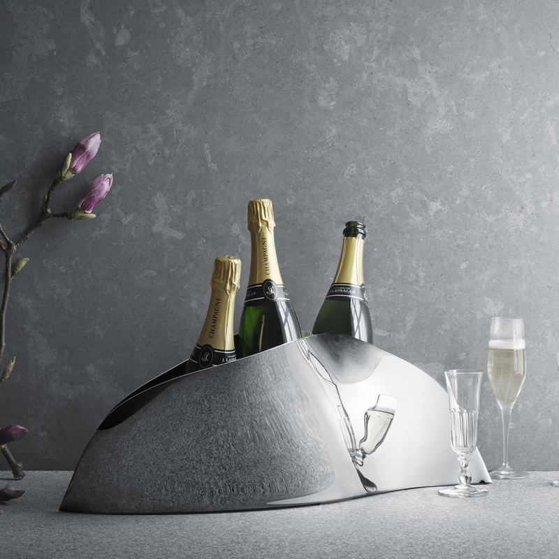With this finer weather with us for a few days, if you're dining in style make sure your fizz is suitably chilled🍾🥂 An indulgent treat and wonderful wedding, anniversary or housewarming gift. In store now!

#GeorgJensen #OfficialStockists #Luxury 
#Gifts #Serenity #Knutsford