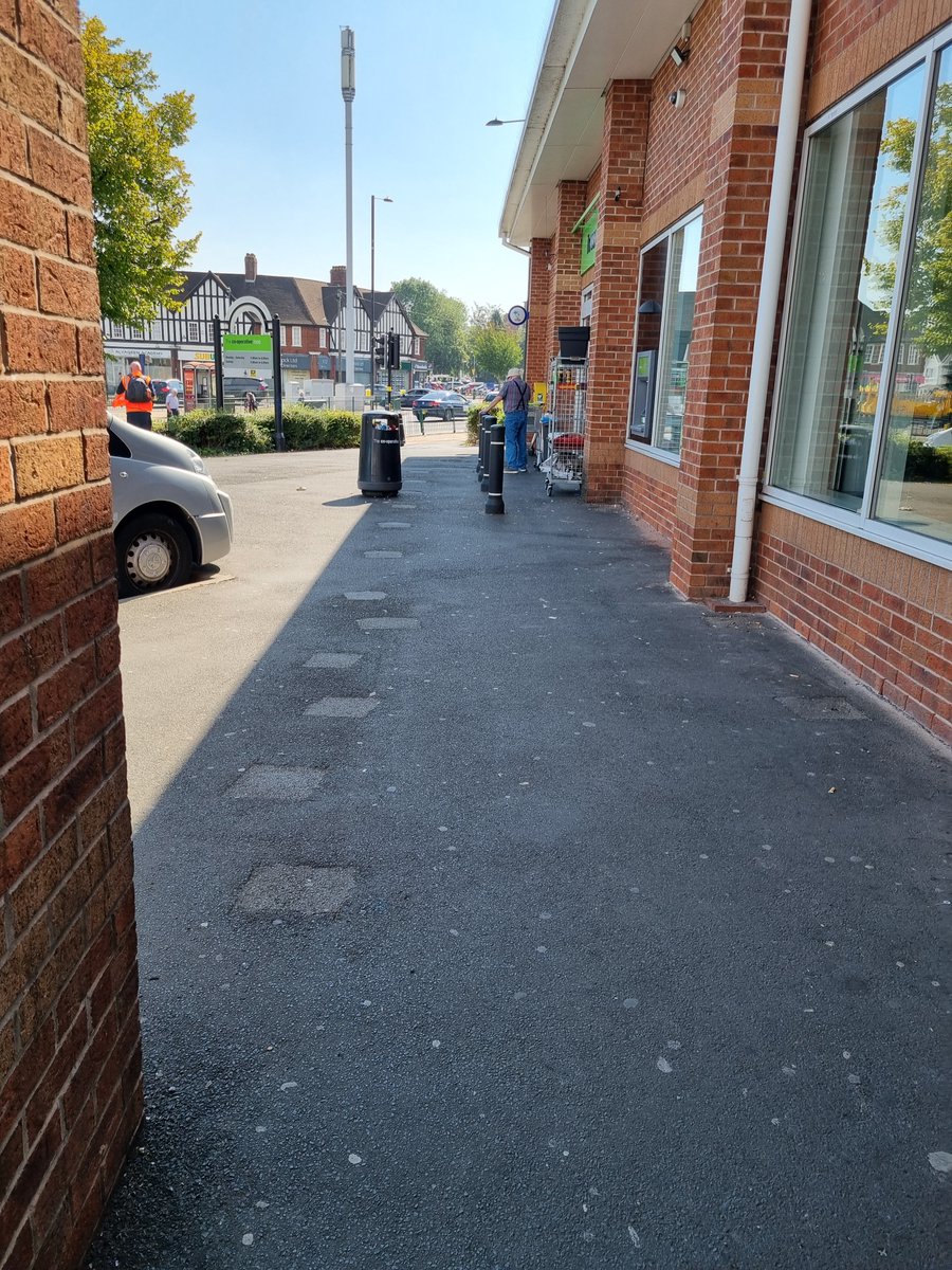 YardleyWMP's tweet photo. Patrols at the Yew Tree on another lovely day ๐๐๐ฎ๐ผโโ๏ธ
#wmnow #30834 #bepartofstreetwatch #makingadifference https://t.co/G28grnSzA0