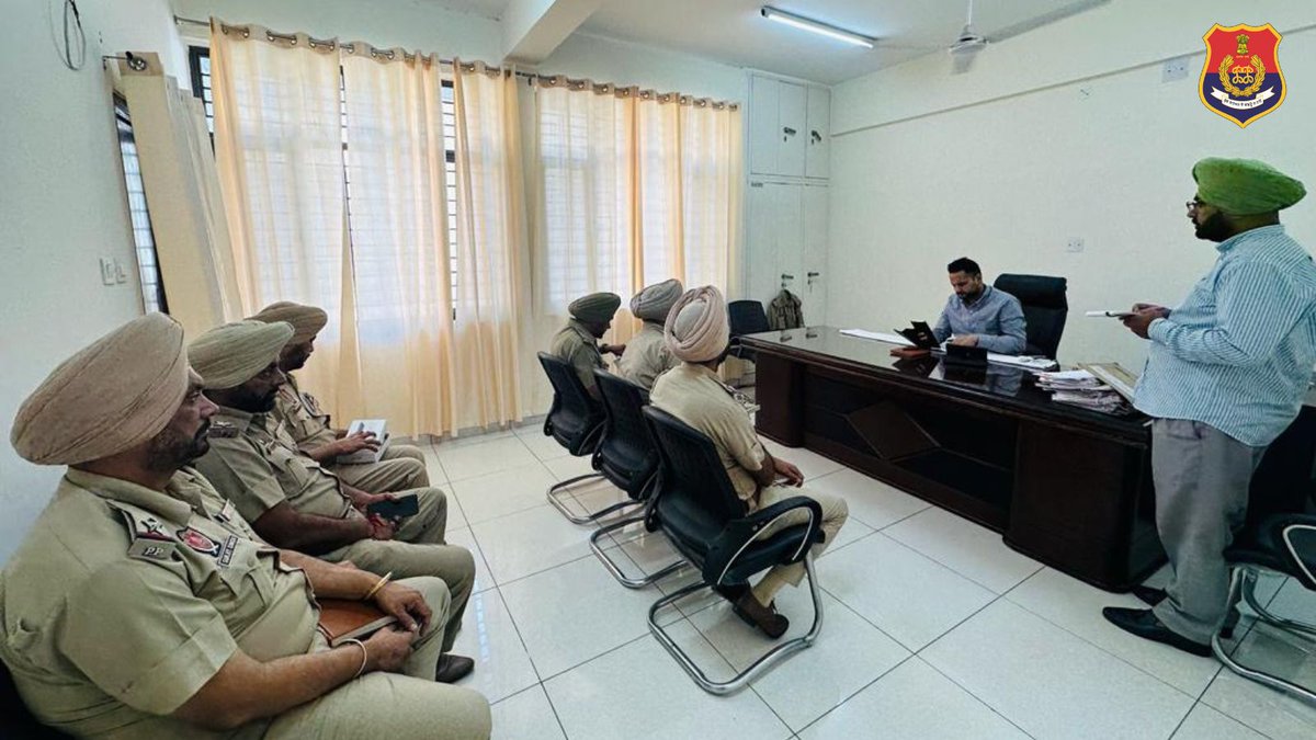 KhannaPolice's tweet image. ਐਸ.ਪੀ (ਪੀ.ਬੀ.ਆਈ) ਨੇ ਖੰਨਾ ਪੁਲਿਸ ਦੇ ਜਾਂਚ ਅਧਿਕਾਰੀਆਂ ਨਾਲ ਕੀਤੀ ਮੀਟਿੰਗ ਇਸ ਵਿੱਚ ਉਹਨਾਂ ਨੂੰ ਜਾਂਚ ਦੌਰਾਨ ਉਹਨਾਂ ਨੂੰ ਹਾਲ ਹੀ ਵਿੱਚ ਮੁਹੱਈਆ ਕਰਵਾਏ ਗਏ ਸਮਾਰਟ ਫੋਨਾਂ ਅਤੇ ਟੈਬਾਂ ਦੀ ਉਪਯੋਗਤਾ ਬਾਰੇ ਜਾਣੂ ਕਰਵਾਇਆ ਗਿਆ। ਨਾਲ ਹੀ, ਉਹਨਾਂ ਦੀ ਪੂਰੀ ਸਮਝ ਲਈ ਉਹਨਾਂ ਲਈ ਵਿਸ਼ੇਸ਼ ਸੈਸ਼ਨਾਂ ਦੀ ਯੋਜਨਾ ਬਣਾਈ ਗਈ ਹੈ।
#TechPolicing