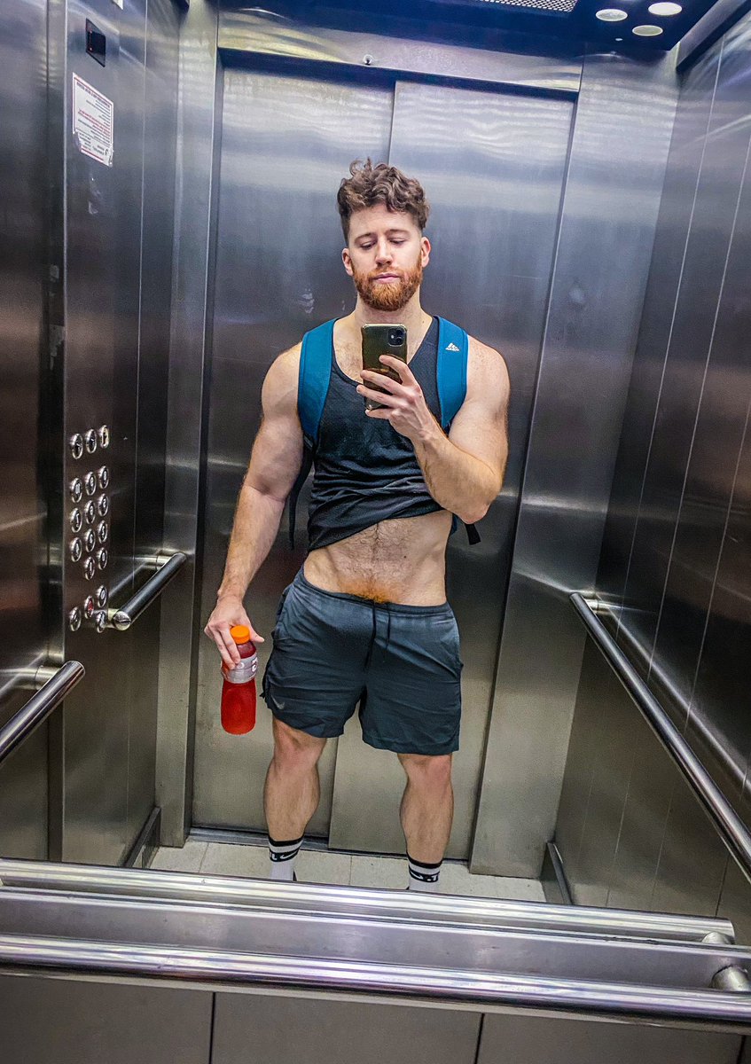 agusginger's tweet photo. How many red things do you see?👀🔴 https://t.co/6aKFU0L1tE