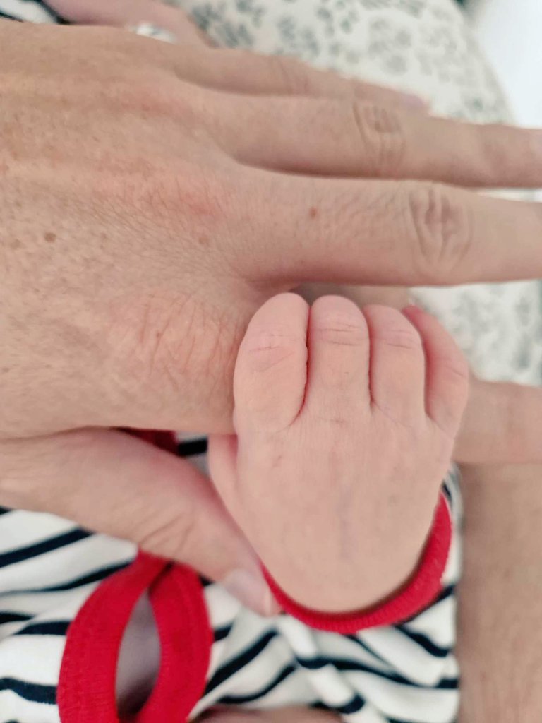 AzleTV's tweet photo. Ça y est ! Je suis Papa d'une petite fille ☺️. Je vais être absent des réseaux sociaux pour les prochaines semaines. Je vous tiens au courant de mon retour, en attendant je profite de ma famille 🥰 Plus le droit d'insulter les mamans après ça 🥹 https://t.co/E4lTRBvOa3
