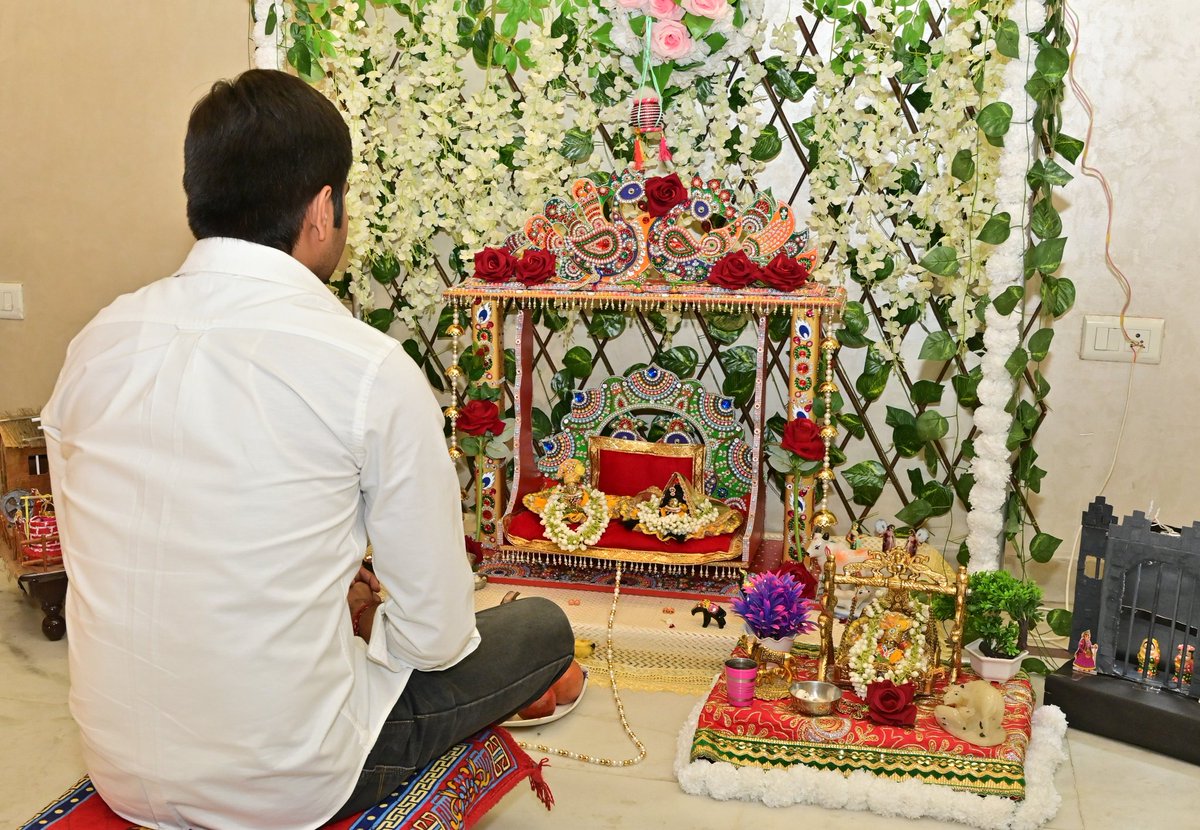 श्री कृष्ण जन्माष्टमी के पावन पर्व की आपको और आपके परिवारजनों को मेरी ओर से हार्दिक शुभकामनाएं।

मैं भगवान श्री कृष्ण से प्रार्थना करता हूँ कि आपको हमेशा स्वस्थ रखे एवं सुख शांति व समृद्धि प्रदान करें।

।।जय श्री कृष्णा।।

#Janmashtami #Janmashtami2023