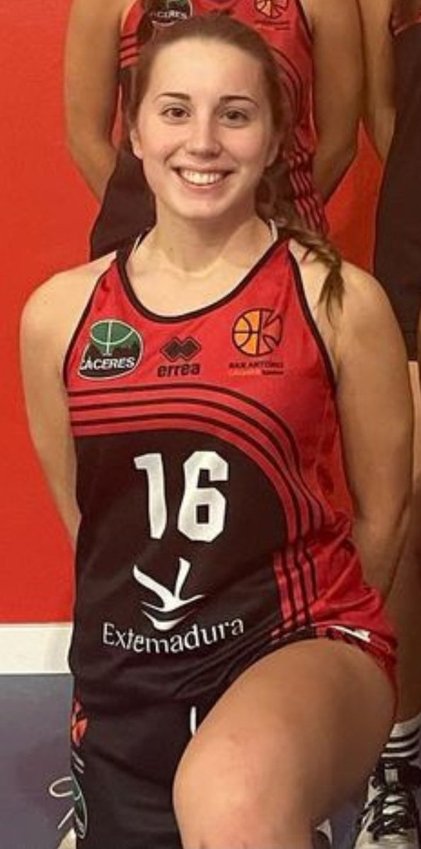 SanAntonioCc's tweet photo. 🏀 PRIMERA NACIONAL FEM 🏀

 ¡RENOVACION!

Tras 6 años en el club da el paso al equipo senior donde ya estuvo el año pasado como Junior.
👏 Enhorabuena por tu trayectoria en el club 👏

Sara volverá a desplegar su dirección, tiro y velocidad.

#CompartirUnSueño

@Caceres_Basket https://t.co/ZNa0myRoly