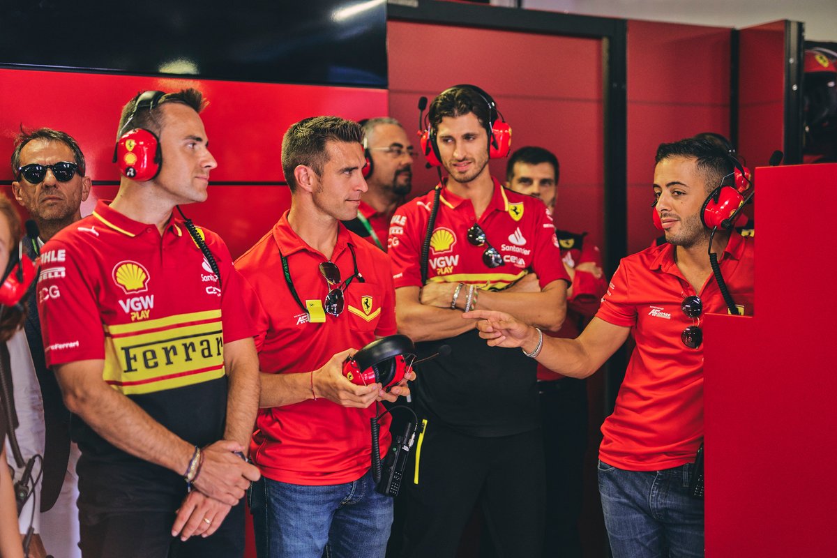 ScuderiaFerrari's tweet photo. One team, one dream ❤️ https://t.co/V4sbiTnwxY