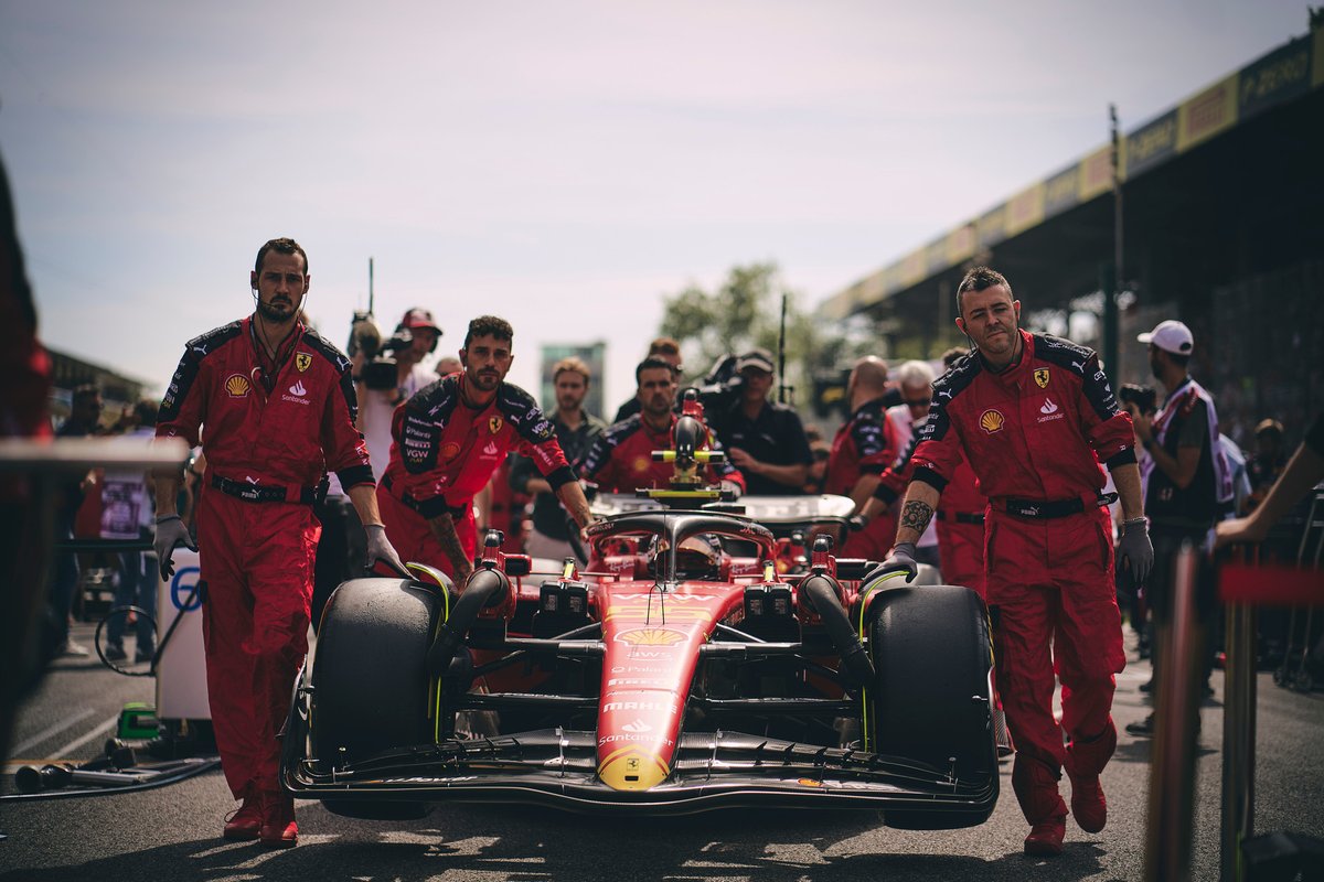 ScuderiaFerrari's tweet photo. One team, one dream ❤️ https://t.co/V4sbiTnwxY