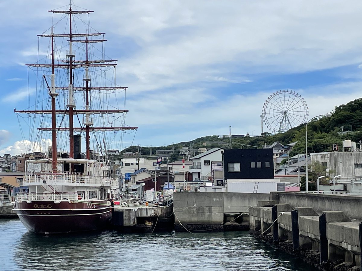 kokoshitto's tweet photo. 淡路島の岩屋漁港です✨

左の船は明石海峡大橋クルーズに行けて、右には淡路島唯一の観覧車が✨

観覧車があるの���高速の淡路��ーキングで、土日は混むから注意です！ https://t.co/LGl0VZYccy