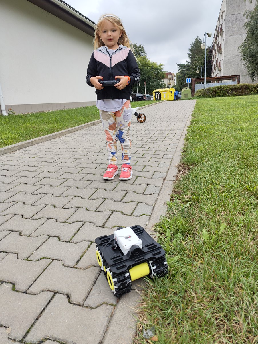 ok1cdj's tweet photo. Made #PiPBOT by @3dHonza for my kids #3dprinting #rc https://t.co/MyV3FQsTte https://t.co/V1Hr2lx4pU