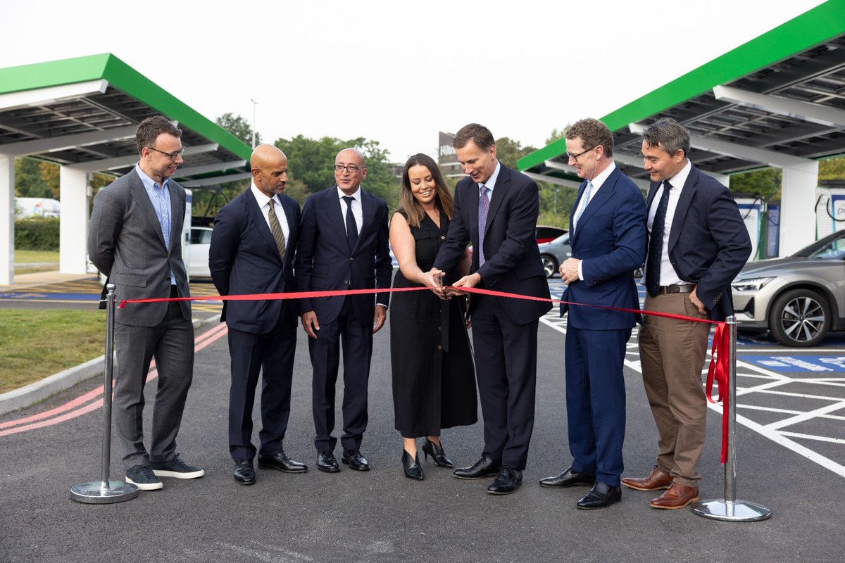1/10 Today in Birmingham, I opened one of Europe’s largest EV charging sites at the NEC – key infrastructure we need as we transition to an electric future. What does this mean for the wider changes going on under the bonnet of the British economy? A thread.