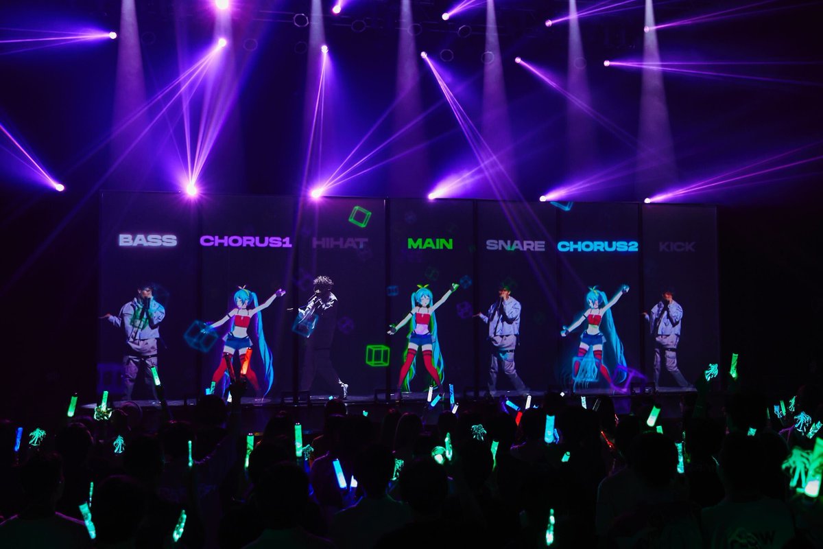 MIKU_BREAK's tweet image. 💠ver.2.0 当日スナップ📸🧬

本日は「Overlap」の１シーンを映した1枚📸

#初音ミク とToyotakaが何人も？？
歌声とBeatboxが重なって見事なハーモニーを奏でていました🎶

＃MIKUBREAK #CONDENSE