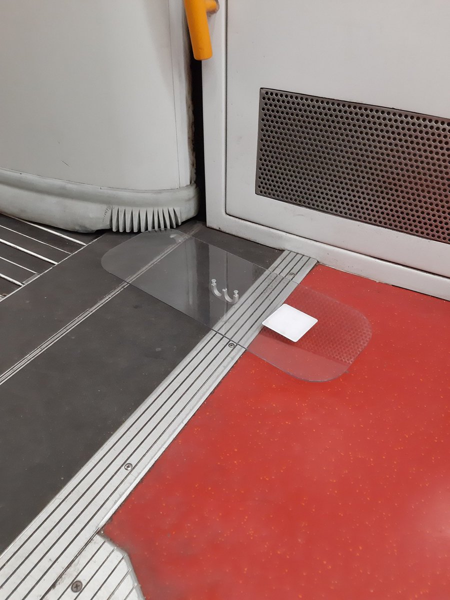 ALJASACA's tweet photo. @metro_madrid El vagón R-8584 que realiza el trayecto de Méndez Álvaro a Argüelles, tiene la tapa de cristal del extintor en el suelo. https://t.co/yK8crwB9lM