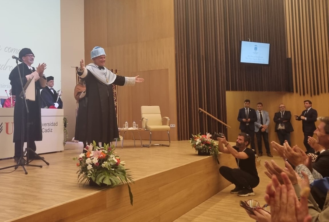 sgaeactualidad's tweet photo. 👏¡Muchísimas felicidades a @AlejandroSanz!, investido 🎓doctor 'honoris causa' por la @univcadiz. Un autor cuya 🌟creatividad, calidad y talento enriquece y engrandece  nuestra #cultura.
📸©Universidad de Cádiz https://t.co/VJhsgFSkN4