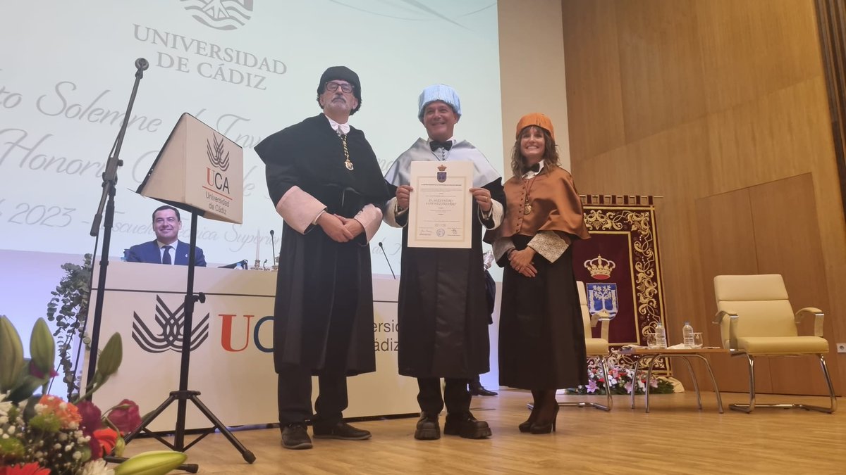 sgaeactualidad's tweet photo. 👏¡Muchísimas felicidades a @AlejandroSanz!, investido 🎓doctor 'honoris causa' por la @univcadiz. Un autor cuya 🌟creatividad, calidad y talento enriquece y engrandece  nuestra #cultura.
📸©Universidad de Cádiz https://t.co/VJhsgFSkN4