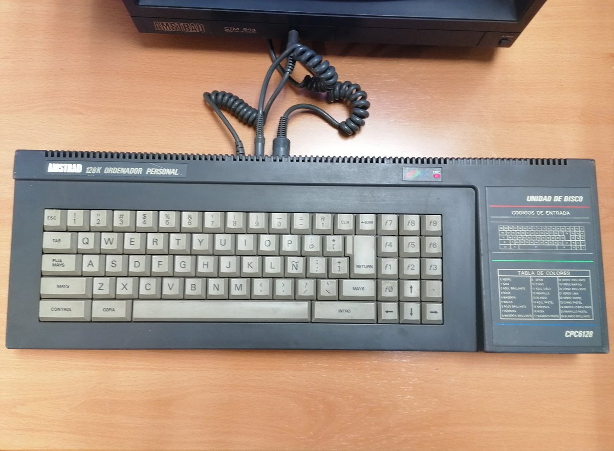 ETSIIMuseo's tweet image. Para completar nuestra colección de ordenadores #Amstrad, nos ha llegado un CPC 6128 con la friolera de ¡128 kB de RAM! Dotado de una disquetera, como su hermano menor el 664, podéis ver en la foto que funciona perfectamente #URJC #YoSoyURJC #Retroinformática #retrogaming
