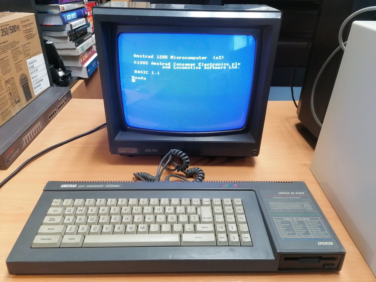 ETSIIMuseo's tweet image. Para completar nuestra colección de ordenadores #Amstrad, nos ha llegado un CPC 6128 con la friolera de ¡128 kB de RAM! Dotado de una disquetera, como su hermano menor el 664, podéis ver en la foto que funciona perfectamente #URJC #YoSoyURJC #Retroinformática #retrogaming