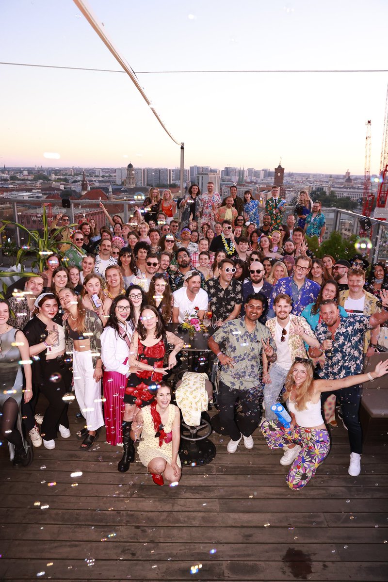 Mit Sonnenstrahlen, Seifenblasen und coolen Drinks feierten wir die ERA of SummerClosing über den Dächern Berlins😎🌇 #TeamEvent