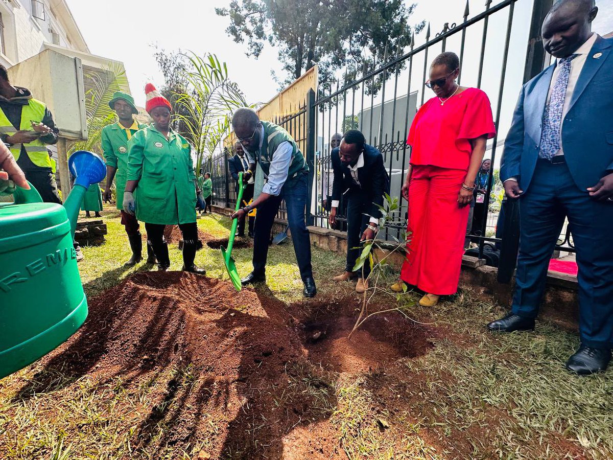 A wonderful closing of the #AfricaClimateSummit with the commemoration of the International Day of Clean Air for Blue Skies together with <a href="/USAIDKenya/">USAID Kenya</a> <a href="/WorldResources/">World Resources Institute</a> <a href="/MathaiWanjira/">Wanjira Mathai</a> <a href="/CCACoalition/">Climate & Clean Air Coalition</a> and other partners. We have installed air Quality Monitors with a live feed on our