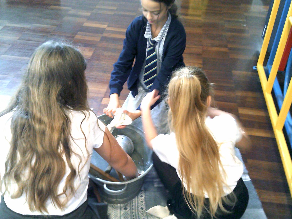 lakeside_don's tweet photo. Year 6 have enjoyed a visit from the brilliant @HistoryVan today.  What a great way to begin their new learning on 'A Child's War'.  We look forward to lots of excellent artwork and writing.  @TheRoseLearning @Cornerstonesedu @CLOtC https://t.co/aGgdDdoFgH