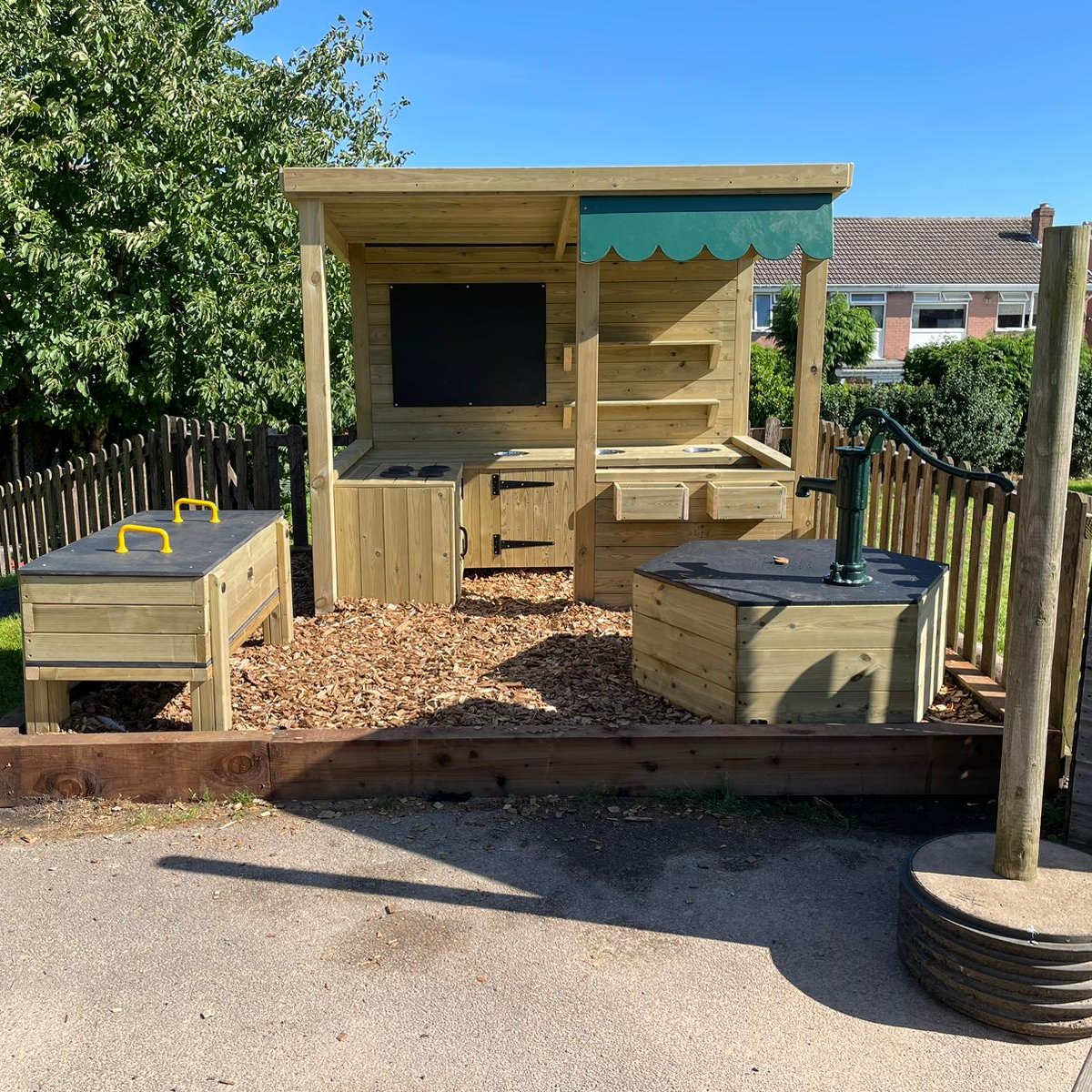 PlaysoundPlay's tweet photo. 😁 Check out this amazing Mud Play Area over at @LuntsHeathSch featuring our 𝗠𝘂𝗱 𝗕𝗼𝘅, 𝗠𝘂𝗱 𝗞𝗶𝘁𝗰𝗵𝗲𝗻 𝟰 and 𝗪𝗮𝘁𝗲𝗿 𝗣𝘂𝗺𝗽 now all of the children have a space that is perfect for creating those Mud masterpieces.😁 #beforeandafter https://t.co/pzplalWGvE