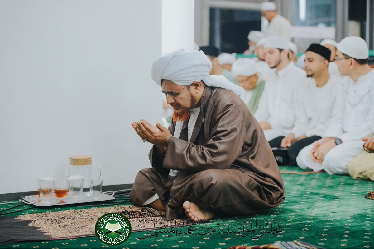 CintaRasulAllah's tweet photo. Al-Habib Umar Bin Hafidz berkata,

Lihatlah berapa banyak hamba-hamba Allah ﷻ  yang bermaksiat dgn matanya akan tetapi Allah ﷻ  tidak ambil mata mereka. 

Berapa banyak dari hamba Allah ﷻ  yg bermaksiat dgn lisannya akan tetapi Allah tidak mengambil lisan mereka . 

Berapa banyak hamba Allah yg bermaksiat dgn pendengarannya tetapi Allah ﷻ  tidak mengambil pendengaran mereka . 

Dan begitu seterusnya hanya Allah ﷻ  yg kebaikanNya tidak pernah akan terputus kpd kita seperti apapun kita menghadap kpd Allah, karna Allah ﷻ  adalah Tuhan yg senantiasa membuka pintuNya utk hamba-hamba yg taat dan tidak perlu hamba yg bermaksiat.

Allah ﷻ  selalu tunggu taubat kita , kedatangan kita ke pintuNya , Allah ﷻ  menantikan kita yg masih lalai dan berbuat maksiat di siang dan di malam hari utk segera dihapuskan dgn kelembutan Allah ﷻ .

Maka kita menjadi orang yang amat sangat rugi jika di pagi hari kita lalai pada Allah dan di malamnya pun kita masih lalai kepada Allah . 
Akan tetapi kasih sayang Allah ﷻ  tidak pernah pandang buruk kepada siapa pun dari hamba-hambaNya .

Maka kita bersama-sama menghadap Allah bukan saja dgn jasad kita akan tetapi hadapkan seluruh ruh kita , jiwa raga kita di hadapan Allah sehingga kita dapat bahagian yg besar dari sisi Allah ﷻ  santapan hati dan santapan ruh di sisi Allah ﷻ .