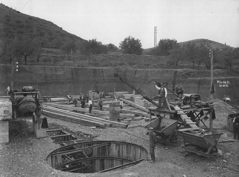 En aquesta fotografia podeu veure com es va construir el pou II a la mina de #Sallent. La boca dels pous sol tenir un diàmetre d’uns 5-6 metres, el seu perímetre se sol revestir amb maçoneria, mentre que les parts on hi ha més risc de filtració es fan injeccions de formigó. #TBT