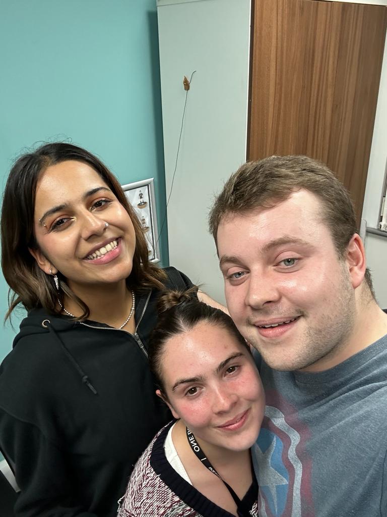 We had a chat with, our friend and fellow out-of-towner, Vaneeza Raja last week. Give it a listen to hear what Vee has to say about the University and our wonderful city! 

Spotify:
open.spotify.com/episode/551v87…