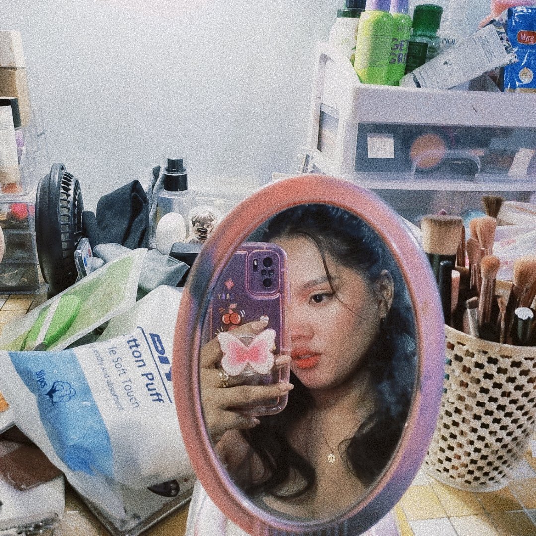 sheenaindaeyo's tweet photo. The mess after doing make up lol 🩷 #makeuptherapy https://t.co/Z3oDDufodP