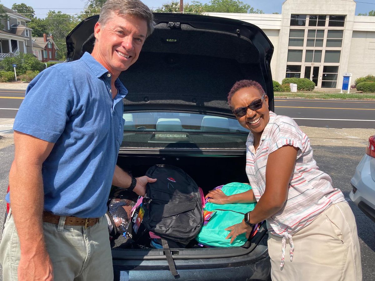 CrayonsMatter's tweet photo. Oh what a few weeks it's been! 
725+ backpacks stuffed and delivered... volunteer with us and experience the joy for yourself! 

#crayonsmatter #nonprofit #sogso #artmatters #schoolsupplies #domoregood #greensboronc #TBT https://t.co/snwONbnRfx
