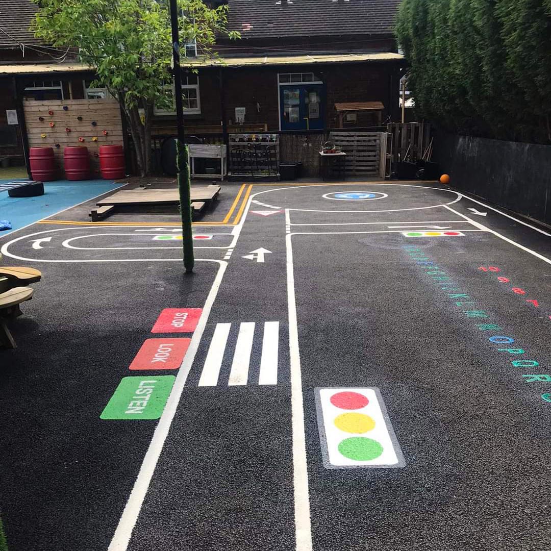 ThermmarkINT's tweet photo. Road tracks can take any form and are easily created on site on the install day. A great intersection between safety and run, road tracks are a vital part of learning, teaching children road awareness and safety.

#playgroundgames #outdoorplay #sportpremium #playgroundmarkings https://t.co/JJ0OZZaAJm