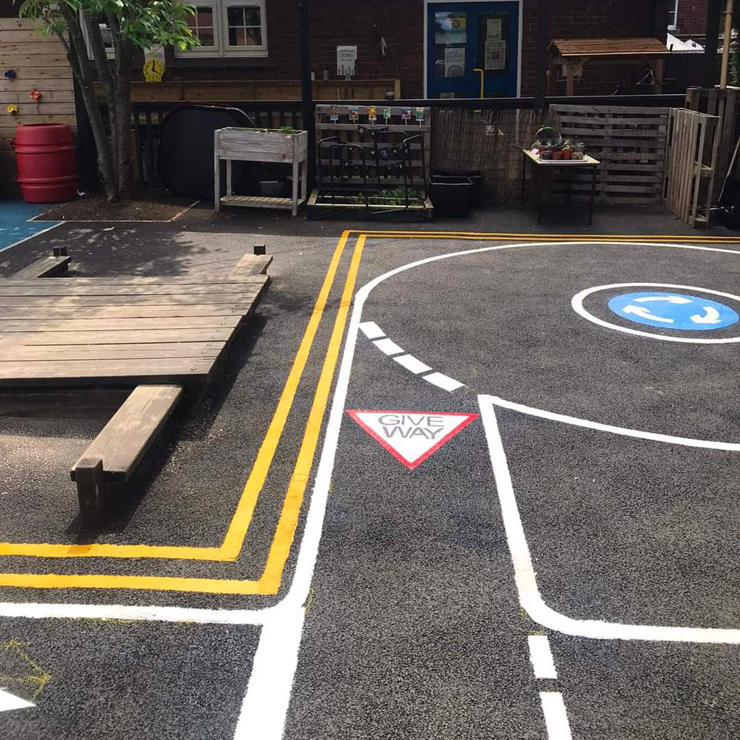ThermmarkINT's tweet photo. Road tracks can take any form and are easily created on site on the install day. A great intersection between safety and run, road tracks are a vital part of learning, teaching children road awareness and safety.

#playgroundgames #outdoorplay #sportpremium #playgroundmarkings https://t.co/JJ0OZZaAJm
