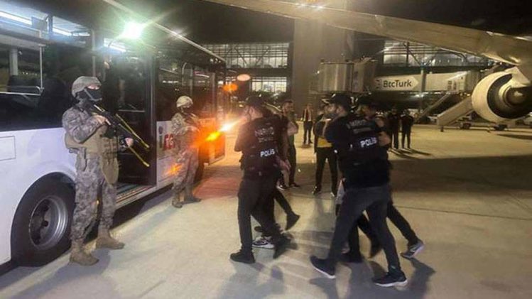 Interpol tarafından kırmızı bültenle aranırken Türkiye'de yaşadıkları tespit edilen uyuşturucu baronları Sani el Murdaa ve Arnavut Fljamur Sinanaj'ın, 500 bin $ karşılığında Türk vatandaşlığı satın aldıkları, Türkiye'nin bu nedenle iade etmeyi reddettiği ortaya çıktı. (Birgün)